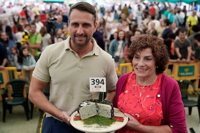 El ganador de la subasta Iván Suarez, del Llagar de Colloto junto a la productora Encarnación Bada de la Quesería Angel Díaz Herrero, este domingo en Arenas de Cabrales (Asturias).