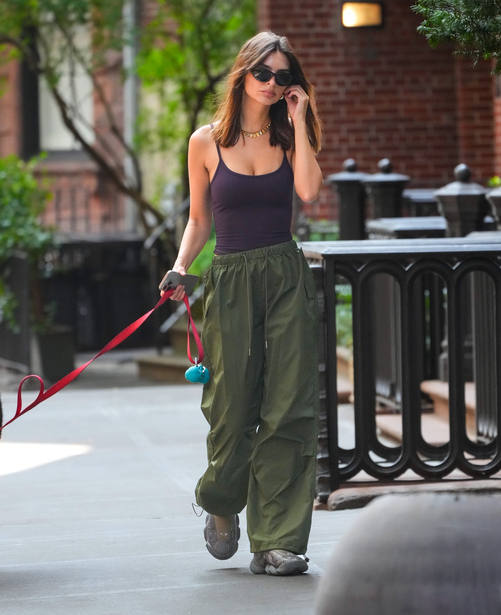 Emily Ratajkowski con una camiseta negra de tirantes finos
