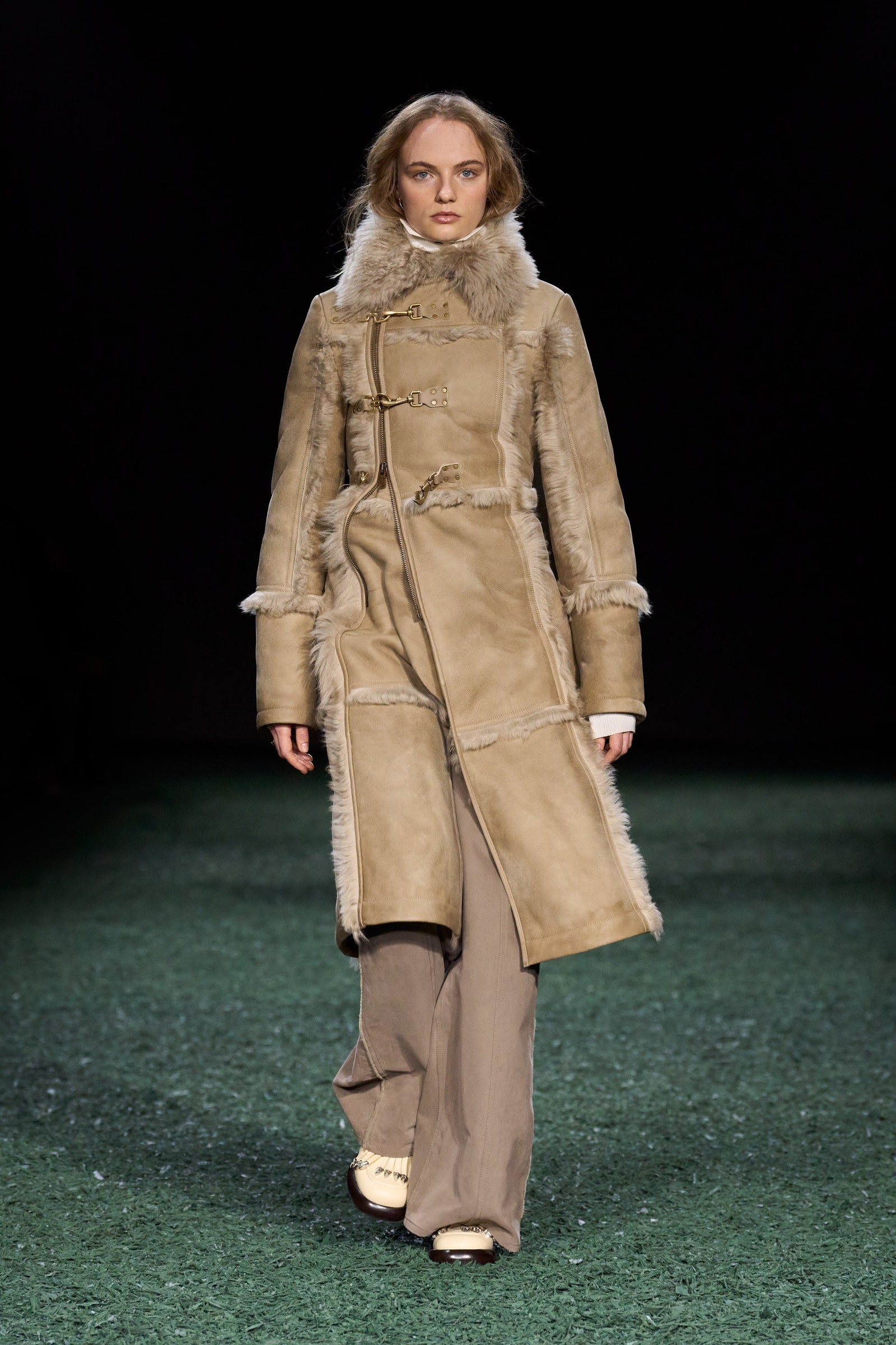 vaqueros beige en burberry otoño invierno 20242025