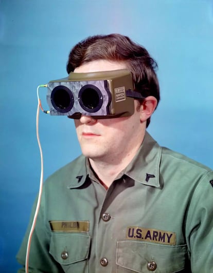 Gafas de protección con flash deslumbrante, un prototipo del ejército estadounidense de 1974, expuesto en la muestra 'Fashion Army' de los Encuentros de Arlés (Francia).