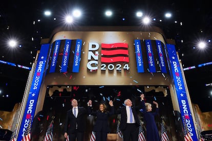 La candidata a la presidencia Kamala Harris, su pareja, Doug Emhoff, el gobernador de Minessota Tim Walz y su mujer Gwen Walz, en la convención demócrata de Chicago, el 22 de agosto.