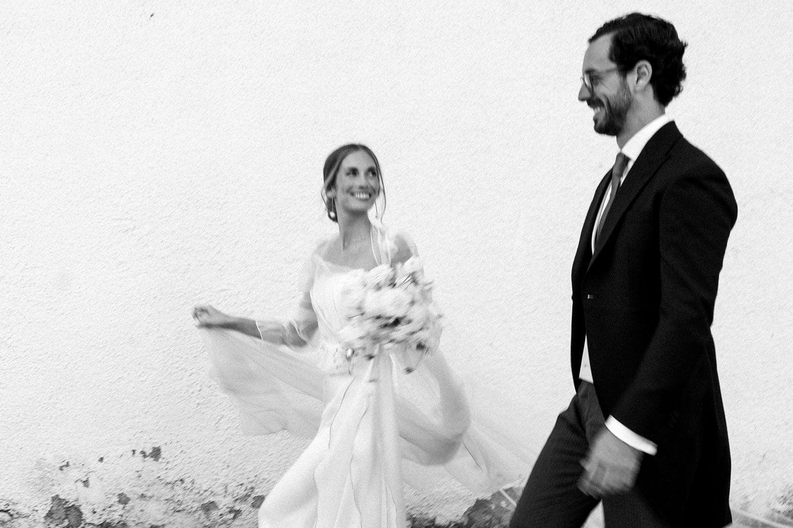 La boda en Madrid de Teresa y Ramón un baile de verano y un vestido de novia desmontable con un broche de araña
