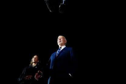 El presidente Biden se dirige a los periodistas junto a Kamala Harris, el jueves por la noche en la base de Andrews.