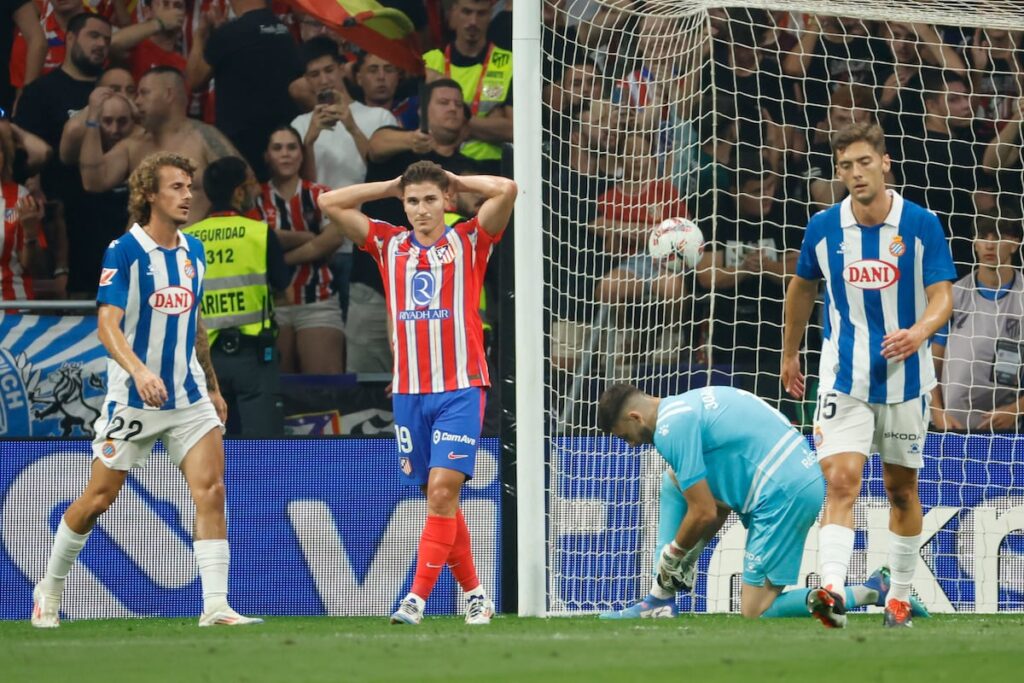 Julián Alvarez se lamenta de una ocasión fallada durante el Atlético-Espanyol (0-0) disputado este miércoles en el Metropolitano.