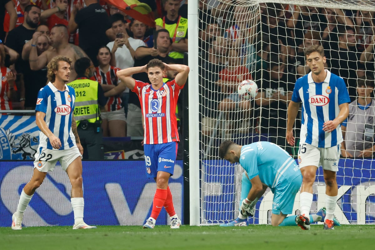 Julián Alvarez se lamenta de una ocasión fallada durante el Atlético-Espanyol (0-0) disputado este miércoles en el Metropolitano.