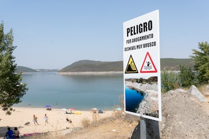 Cartel de peligro en una de las playas del embalse de Ricobayo.