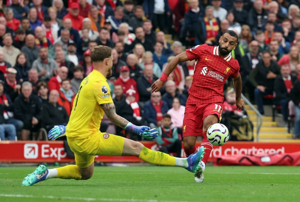 Mo Salah define el 2-0 sobre Flekken, portero del Brentford, este domingo en Anfield.