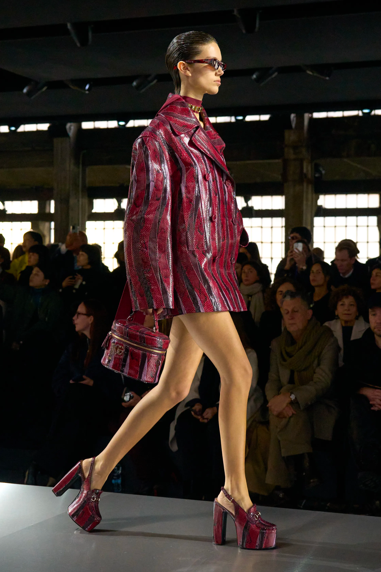cherry red uno de los colores tendencia del otoñoinvierno 20242025