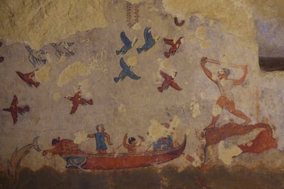 El historiador romano Plinio el Viejo ya escribió sobre la colaboración entre pescadores y delfines en la costa de lo que hoy es Francia. En la imagen, un fresco del siglo VI antes de Cristo hallado en una necrópolis etrusca, en Tarquinia, centro de Italia.