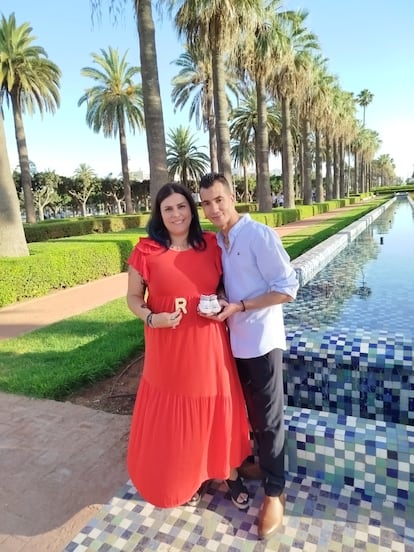 Maria Agustí y Rachid Dahdahi, en Casablanca, en una imagen cedida por la profesora valenciana.