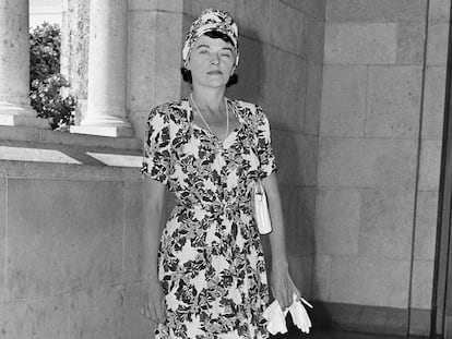 La novelista Ursula Parrott a la salida de un juzgado en Miami en 1943 tras haber sido acusada de ayudar a un desertor del ejército, el músico de jazz Michael Neely Bryan.