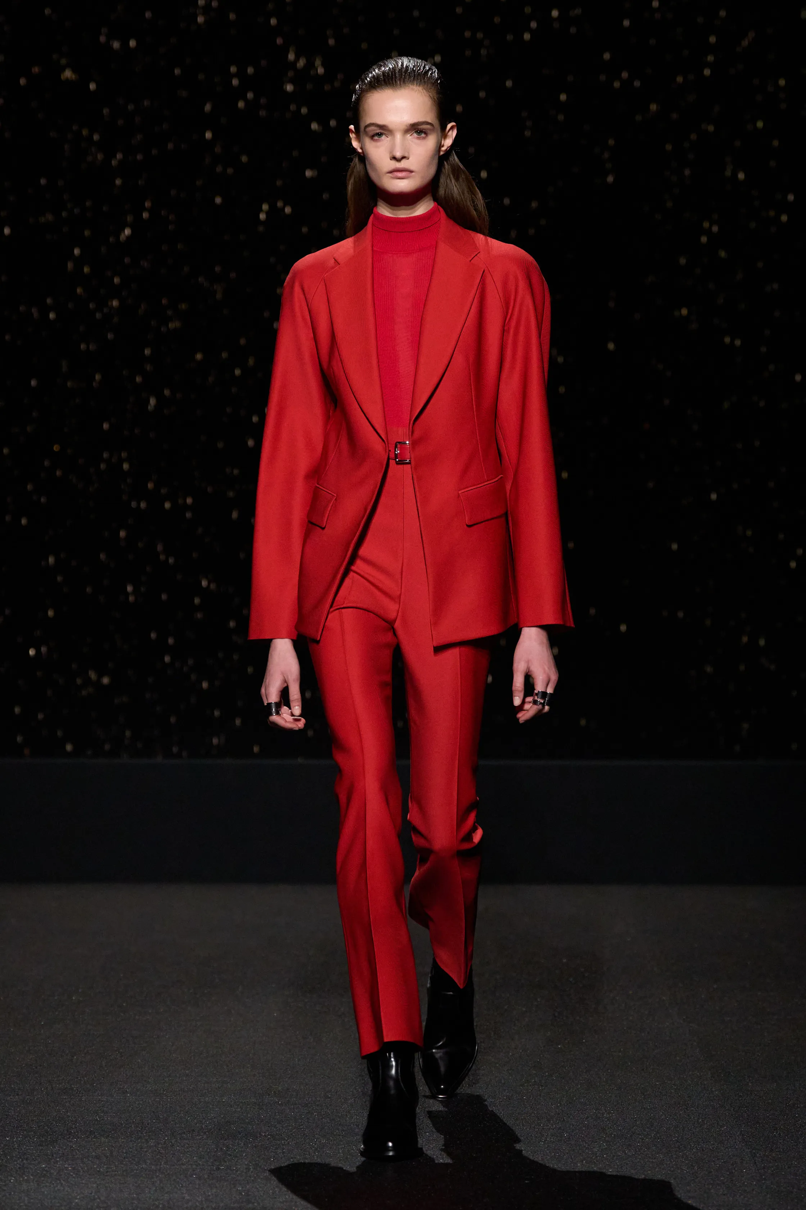 pantalones cigarette en Hermès otoñoinvierno 20242025.
