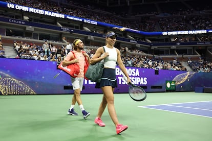 Badosa accede a la pista con Tsitsipas para una reciente exhibición.