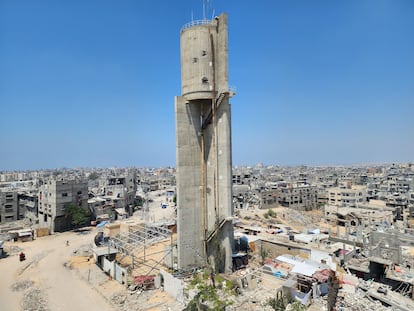 Depósito de agua fuera de servicio por los ataques israelíes en Jan Yunis, en el sur de Gaza, el pasado día 14.