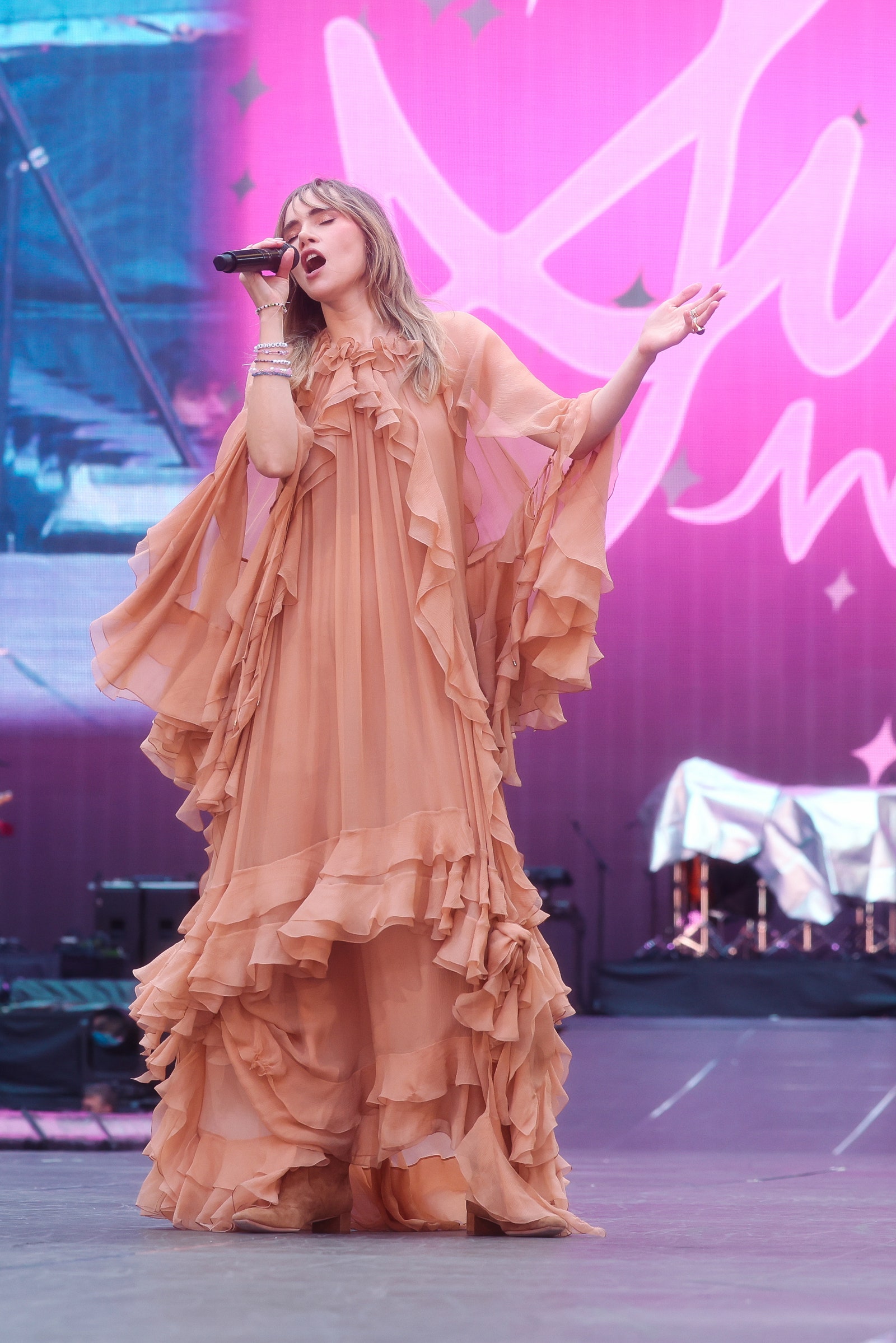 Suki Waterhouse lució un vestido melocotón con volantes de Chlo como telonera de Taylor Swift en la tercera noche de The...