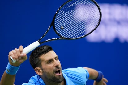Djokovic intenta una devolución.