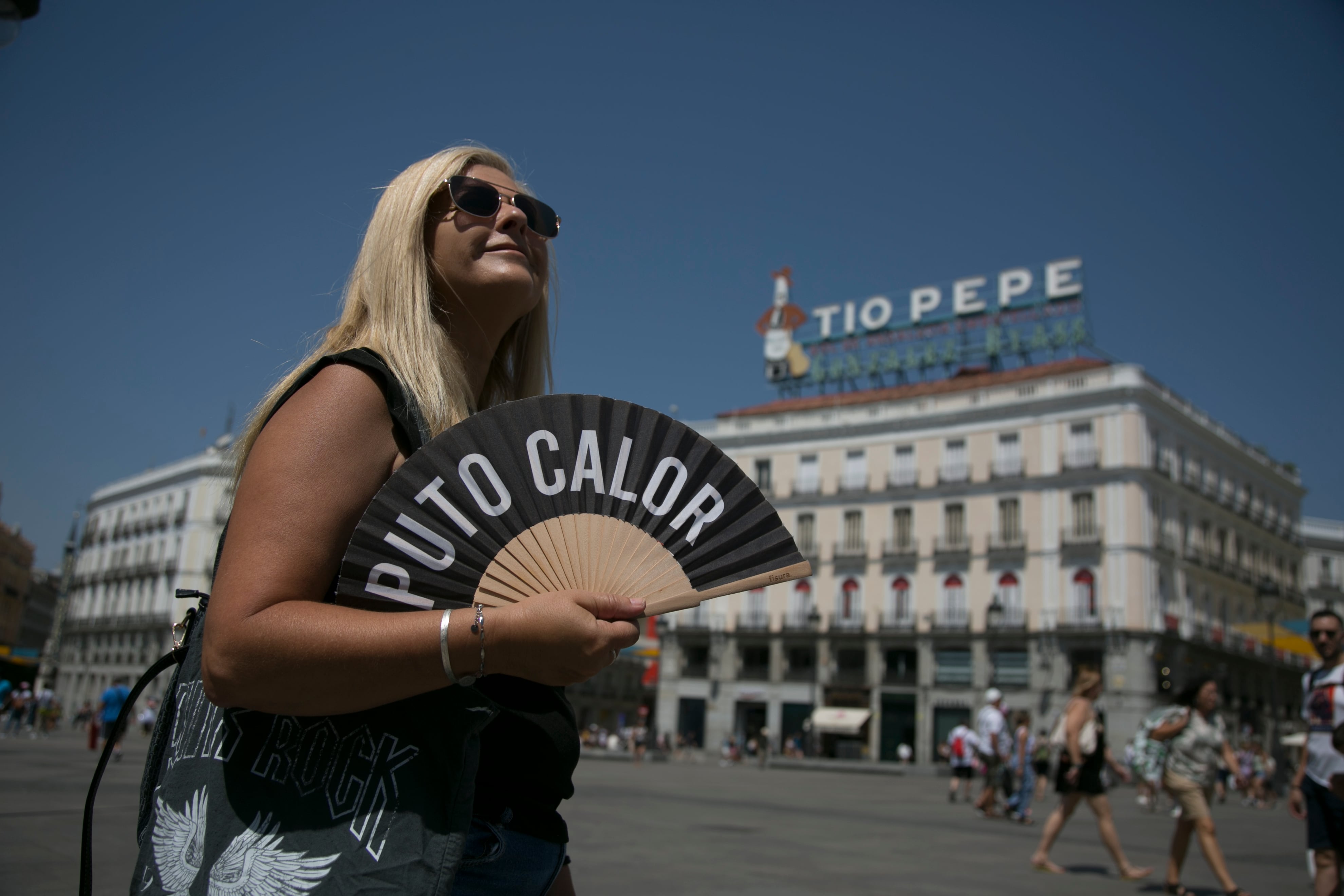 Una mujer usa un abanico durante una ola de calor en Madrid.