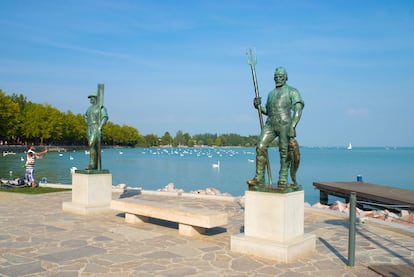 Dos de las estatuas que rodean el paseo en Balatonfüred alrededor del lago.