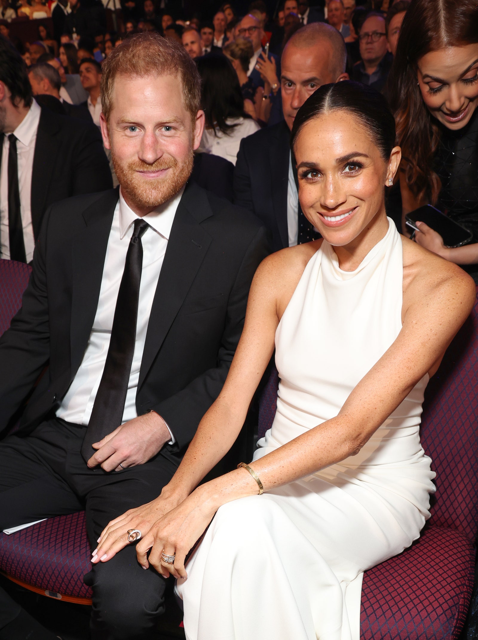 Meghan Markle revive su estilo nupcial en una aparición poco habitual en la alfombra roja