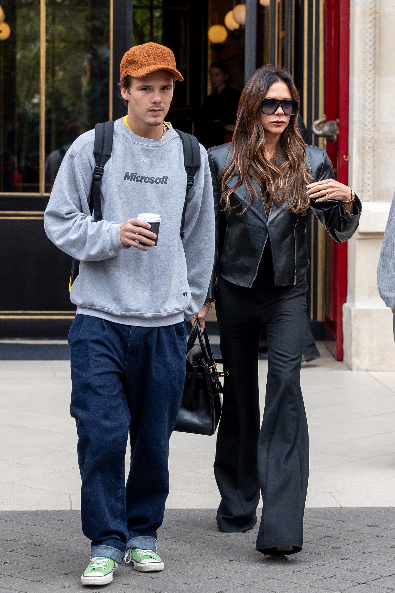 Victoria Beckham lleva un pantalón ancho en París