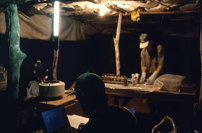 En la República Democrática del Congo, investigadores trabajan en un laboratorio de campo durante el seguimiento de un brote de mpox en 1997.