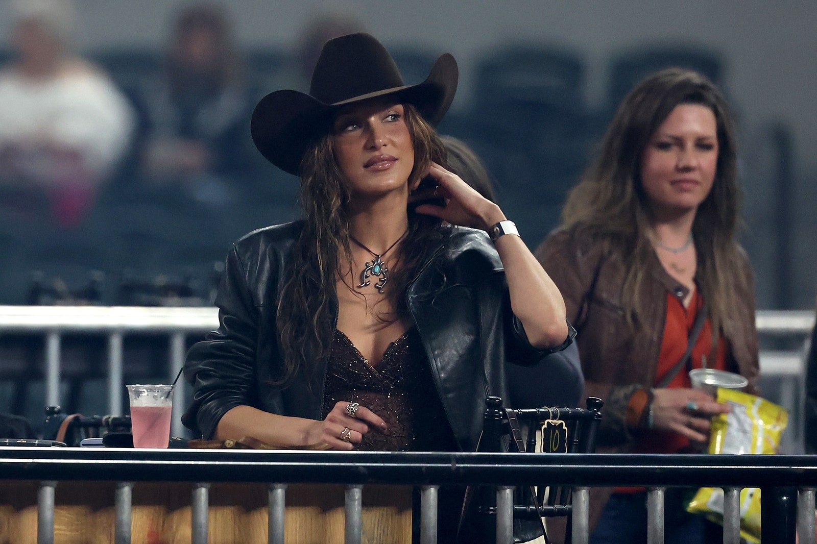Bella Hadid con un sobrero de cowboy y una chaqueta en efecto piel