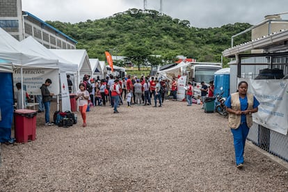 Voluntarios y migrantes el pasado 25 de julio en El Pescadero, un centro de asistencia habilitado por el Gobierno hondureño para estas personas.