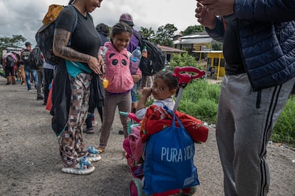 Migrantes a la espera del autobús, en la Frontera Las Manos el 24 de julio.