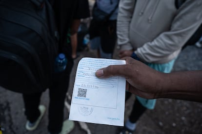 Un migrante sostiene el salvoconducto de cinco días que Honduras entrega a las personas para que puedan cruzar el país en su viaje hacia el norte.
