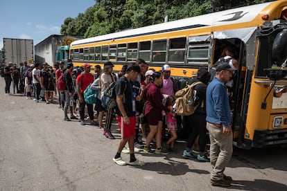 Un grupo de migrantes sube al autobús que los lleva al centro El Pescadero, en la Frontera Las Manos, entre Nicaragua y Honduras, el 24 de julio.