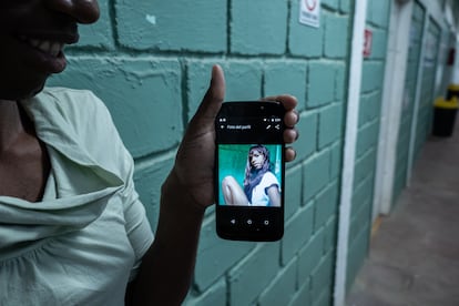Pocahontas, que huyó de Cuba, enseña una fotografía suya en la que viste ropa femenina, el 24 de julio de 2024, en el centro de asistencia a los migrantes, Fundación Alivio y Sufrimiento, de Honduras. En su periplo hacia el norte, donde espera someterse a una operación de reasignación de sexo, viste ropa de hombre, por seguridad.