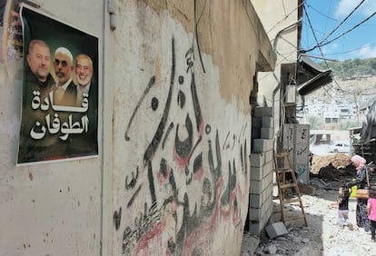 Un cártel en una calle del campamento de refugiados de Nur Al Shams con la frase: "Los líderes del Diluvio", en referencia al Diluvio de Al Aqsa, el nombre que Hamás dio a su ataque sorpresa a Israel en octubre de 2023 que desencadenó la guerra de Gaza. Los rostros corresponden a Saleh Al Aruri, líder de Hamás en Cisjordania asesinado en enero por Israel; Yahia Sinwar, líder de Hamás; y su predecesor, Ismail Haniye, asesinado en julio en Teherán.