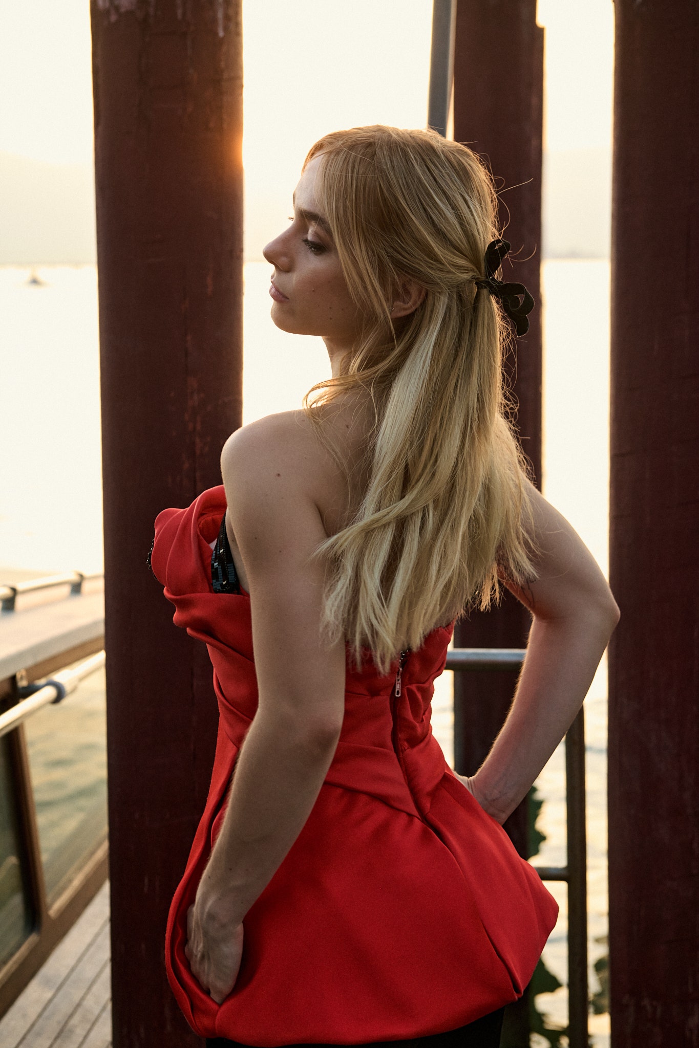 Clara Galle apuesta por el rojo y las formas florales para el Festival de Venecia