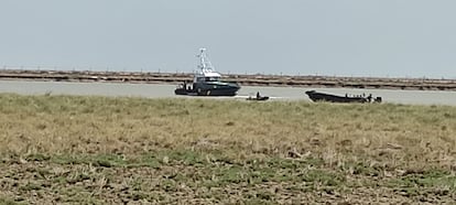 La Guardia Civil recupera la narcolancha siniestrada en el Guadalquivir en la que ha fallecido uno de sus tripulantes , en una imagen proporcionada por el Instituto Armado.