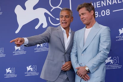 George Clooney y Brad Pitt posan ante la prensa en el festival de Venecia donde han presentado la película 'Wolfs'. 