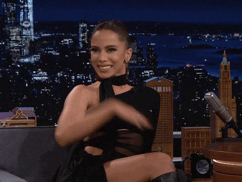 Anitta saludando a los asistentes de un programa de televisión Anitta sonriendo en un programa nocturno de entrevistas antes de encender el escenario de los VMAs de MTV junto a Karol G.- Blog Hola Telcel