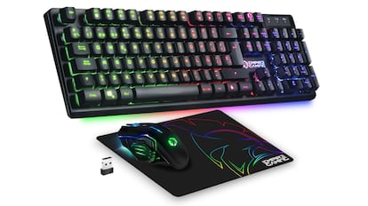Este pack teclado mecánico junto a ratón y alfombrilla tiene tecnología inalámbrica.