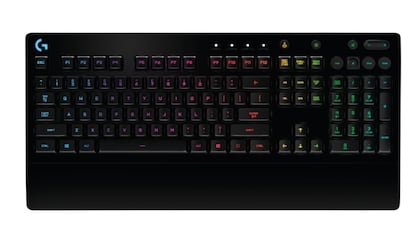Este modelo de teclado 'gaming' tiene controles multimedia personalizados.