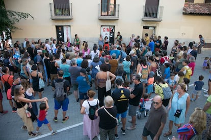 La concentración de vecinos frente al Parque infantil de La Boni en Manzanares el Real, este martes.