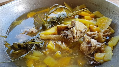 Esta tinola tiene papaya verde y lemongrass