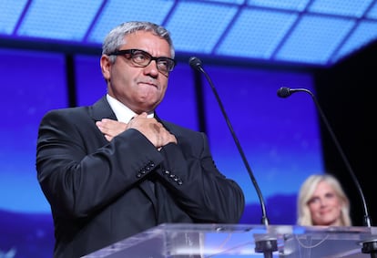 Mohammad Rasoulof recibe el premio a mejor guion de Cannes por 'The Seed of the Sacred Fig'.