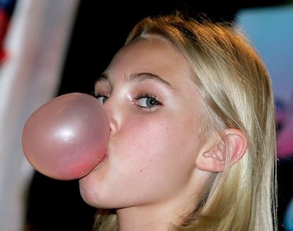 La actriz AnnaSophia Robb, de 'Charlie y la fábrica de chocolate', en un concurso de pompa de chicle en Planet Hollywood en 2005, en Nueva York.