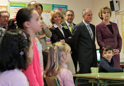La presidenta de Irlanda, Mary McAleese (dcha), y su esposo, Martin (segundo por la dcha.), acompañados de la presidenta de la Comunidad de Madrid, Esperanza Aguirre (tercera por la dcha), durante su visita al colegio público bilingüe Ramiro de Maeztu el 22 de marzo de 2011. 