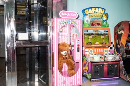 
Un peluche en los recreativos de la bolera, todavía activa. 
