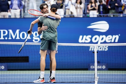 Fritz y Sinner se abrazan al finalizar el partido.