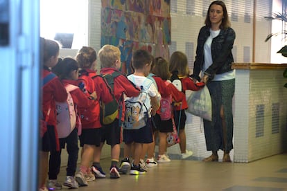 Una profesora con sus alumnos en el primer día de clase en el colegio Daoiz y Velarde, en Alcobendas (Madrid).