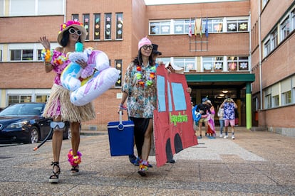 Flotadores, amigos y buen humor son los tres ingredientes principales del recibimiento a los alumnos del Centro de Educación Infantil y Primaria Duquesa de la Victoria de Logroño que han puesto en práctica sus profesores este lunes para endulzar la vuelta al cole.