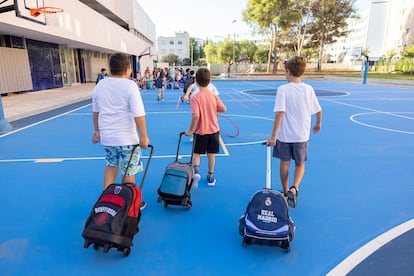 Alumnos arrastran sus mochilas en el colegio público Vicent Marçá de Castellón, este lunes.