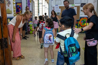 Una profesora del colegio Lluís Vives da la bienvenida a los alumnos.  