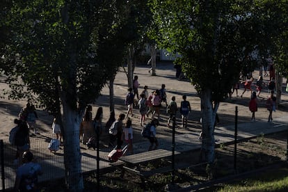 Alumnos acceden al patio de la escuela de primaria Sala i Badrines de Terrassa (Barcelona), este lunes.